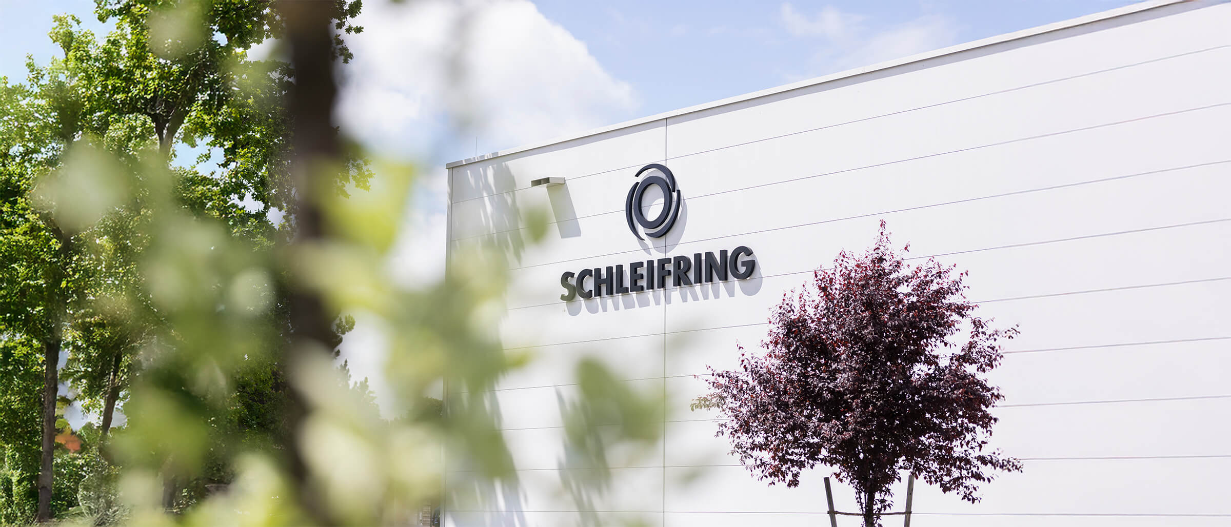 Außenansicht eines SCHLEIFRING Firmengebäudes.