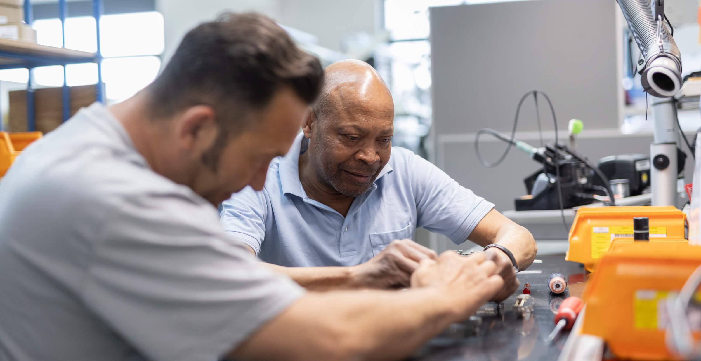 Mitarbeiter bei der Montage technischer Komponenten
