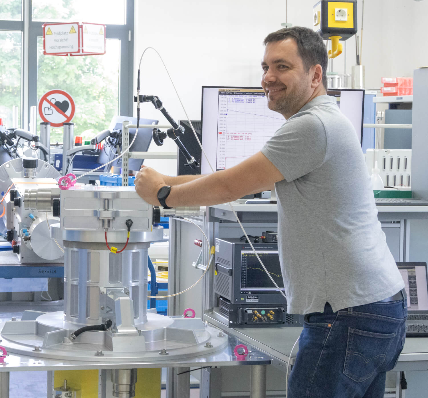 Mitarbeiter in der Produktion bei SCHLEIFRING Fürstenfeld arbeiten an einem Prüfstand mit moderner Messtechnik.