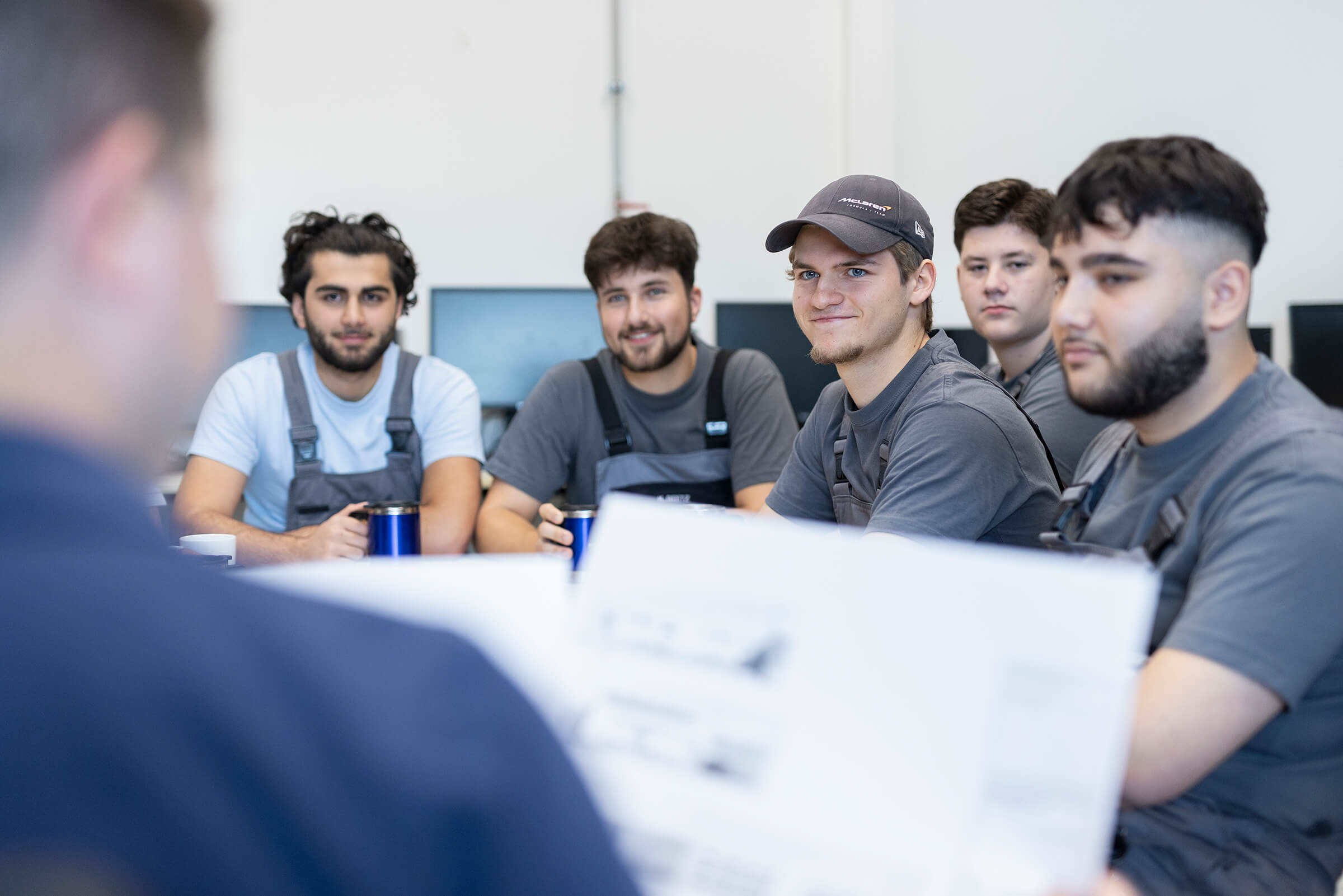 Ein Gruppe SCHLEIFRING-Auszubildende bei der Team-Besprechung.