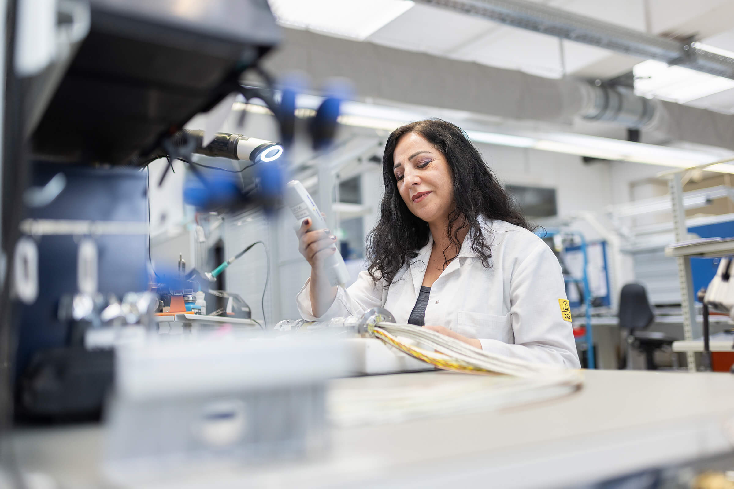 Ein SCHLEIFRING-Mitarbeiterin in der Produktion.