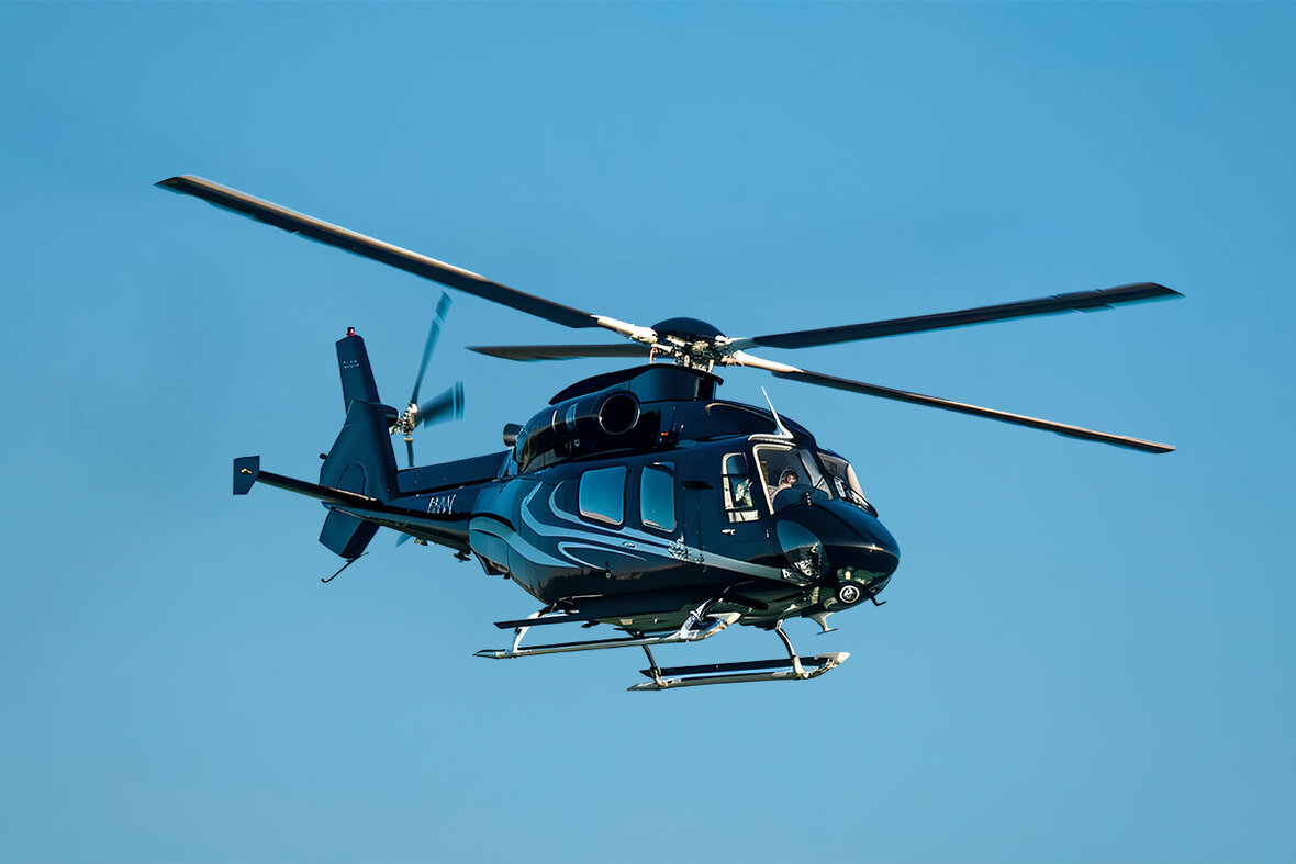Ein Helikoper fliegt am Himmel.
