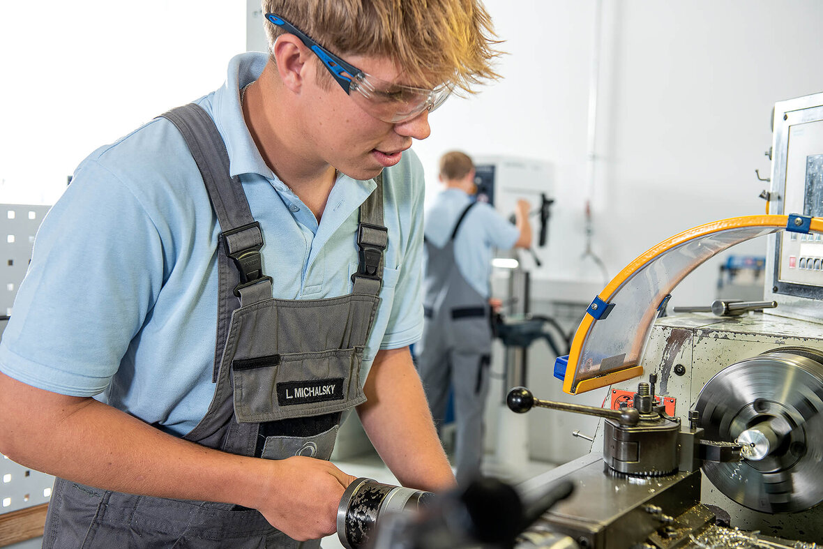 Ein SCHLEIFRING-Auszubildender arbeitet in einer Werkstatt.