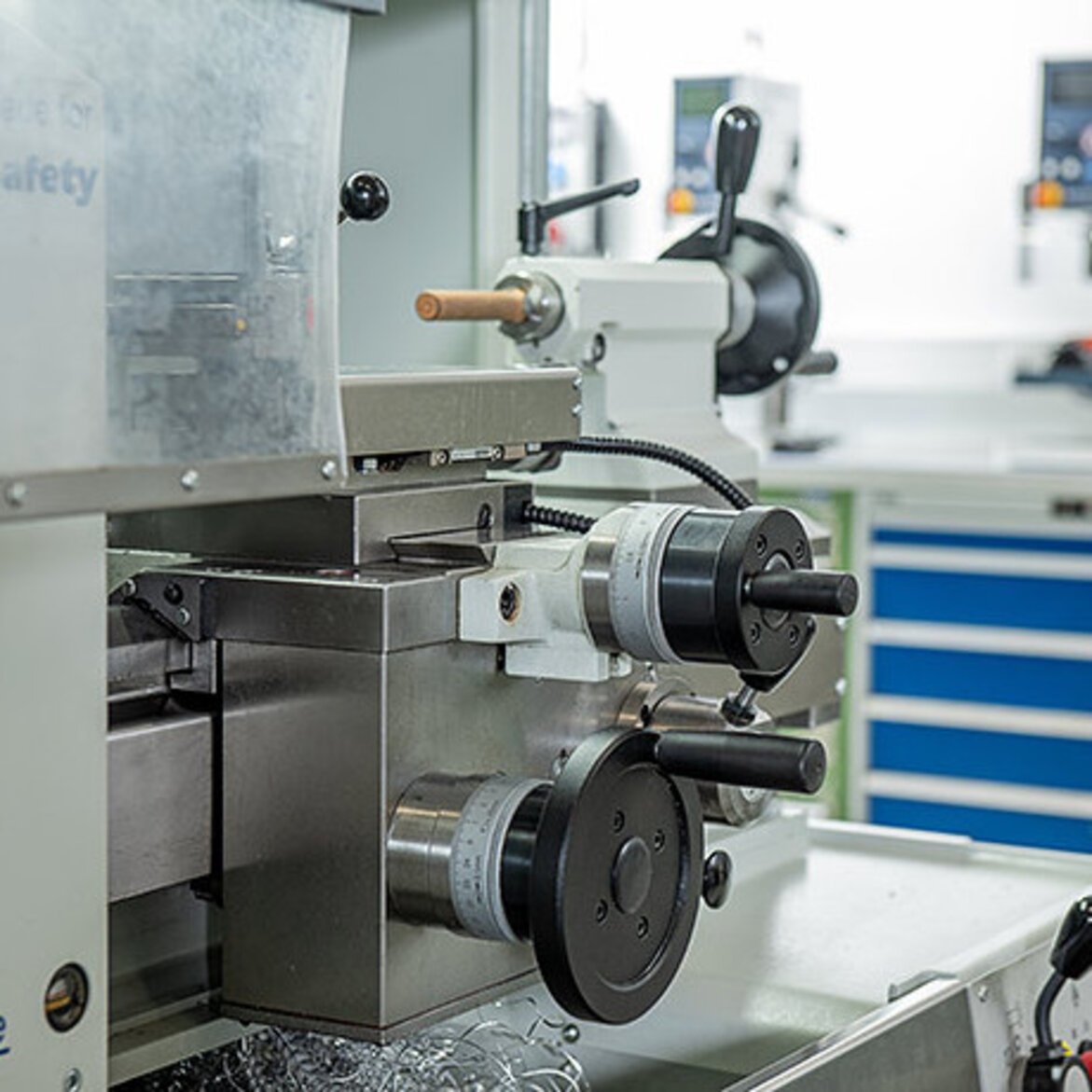 Detailansicht einer Präzisions-Drehmaschine in einer Werkstatt.