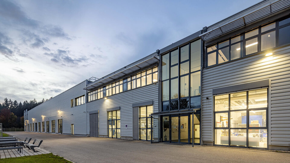 Außenaufnahme der neuen Produktionshalle in Kaufbeuren.