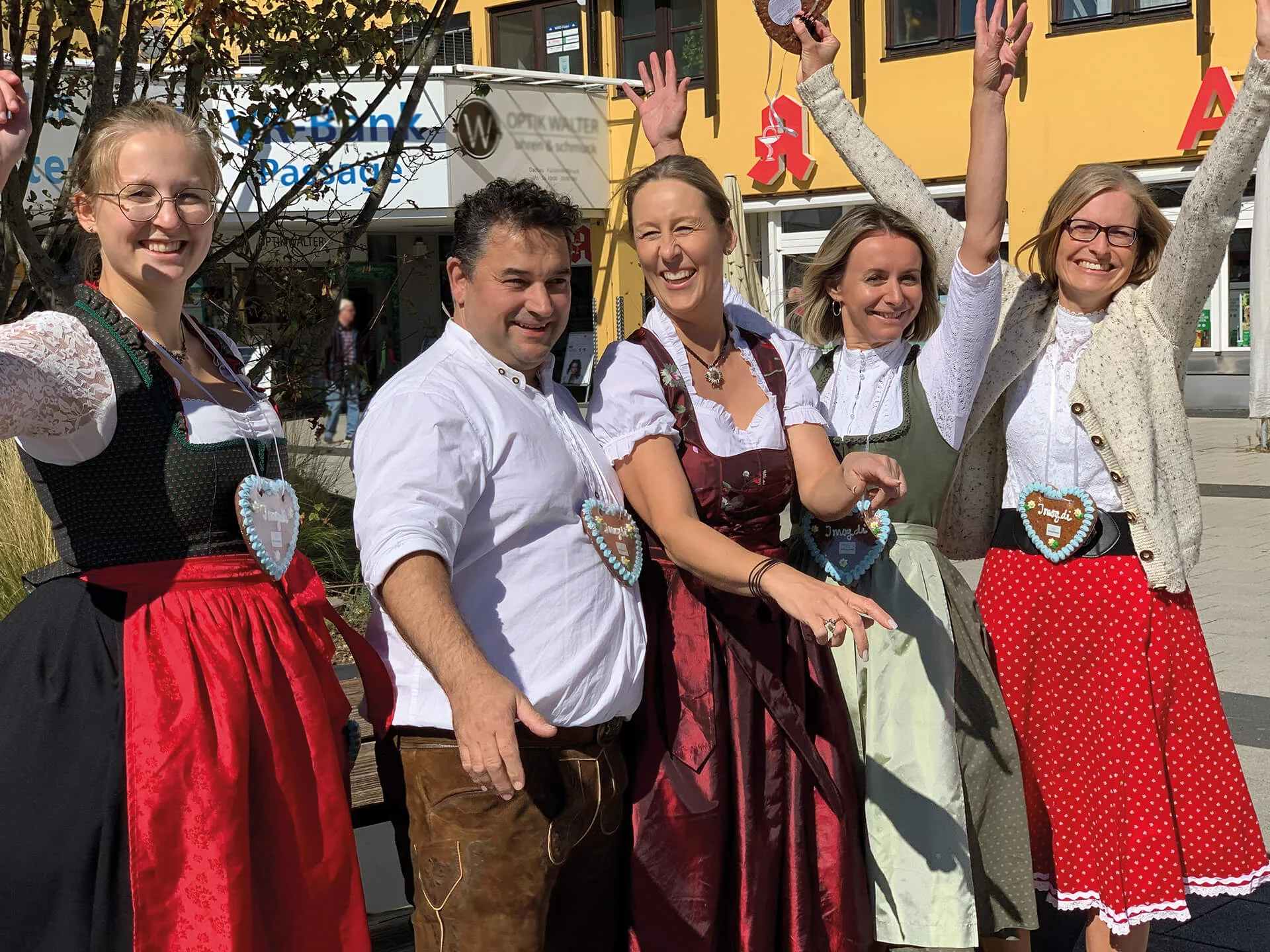 Mehrere SCHLEIFRING Mitarbeiter feiern das Oktoberfest.