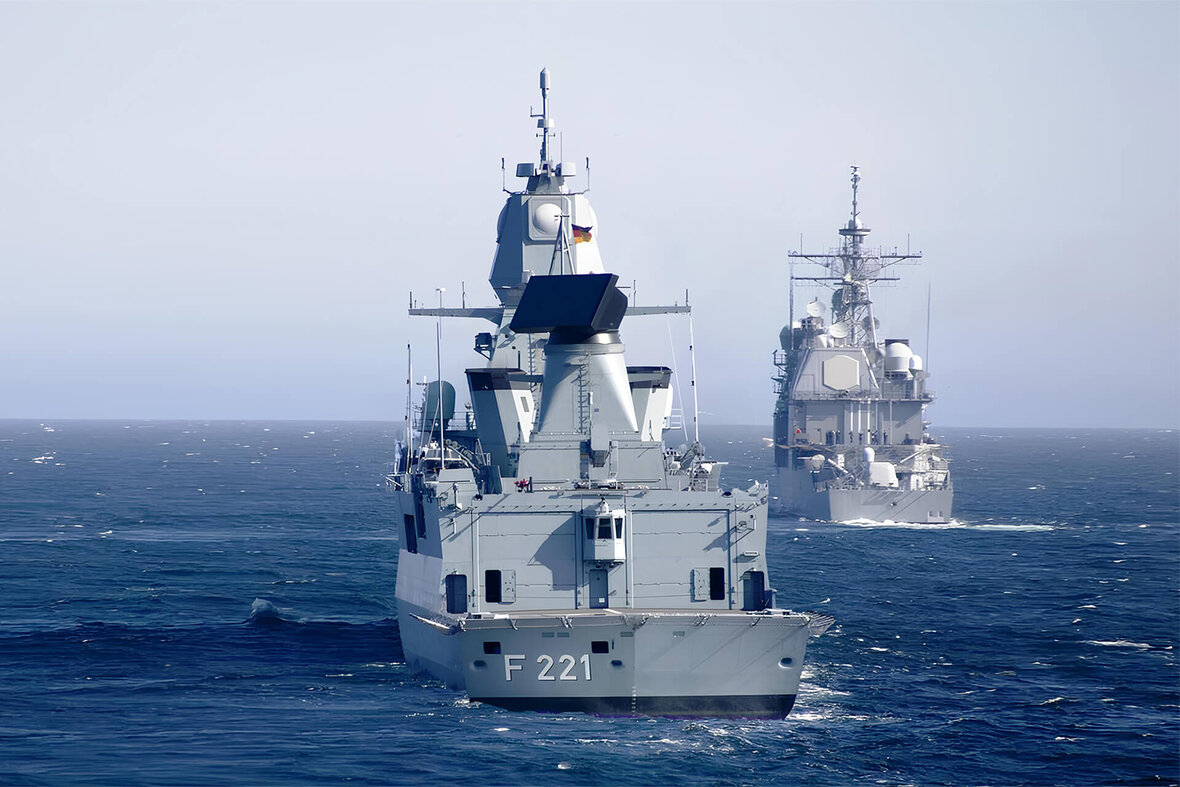 Zwei Marinefregatten auf hoher See – vorne Fregatte F221 bei ruhiger See.
