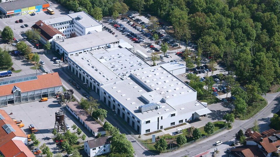 Luftaufnahme der Produktionshalle in Fürstenfeldbruck.