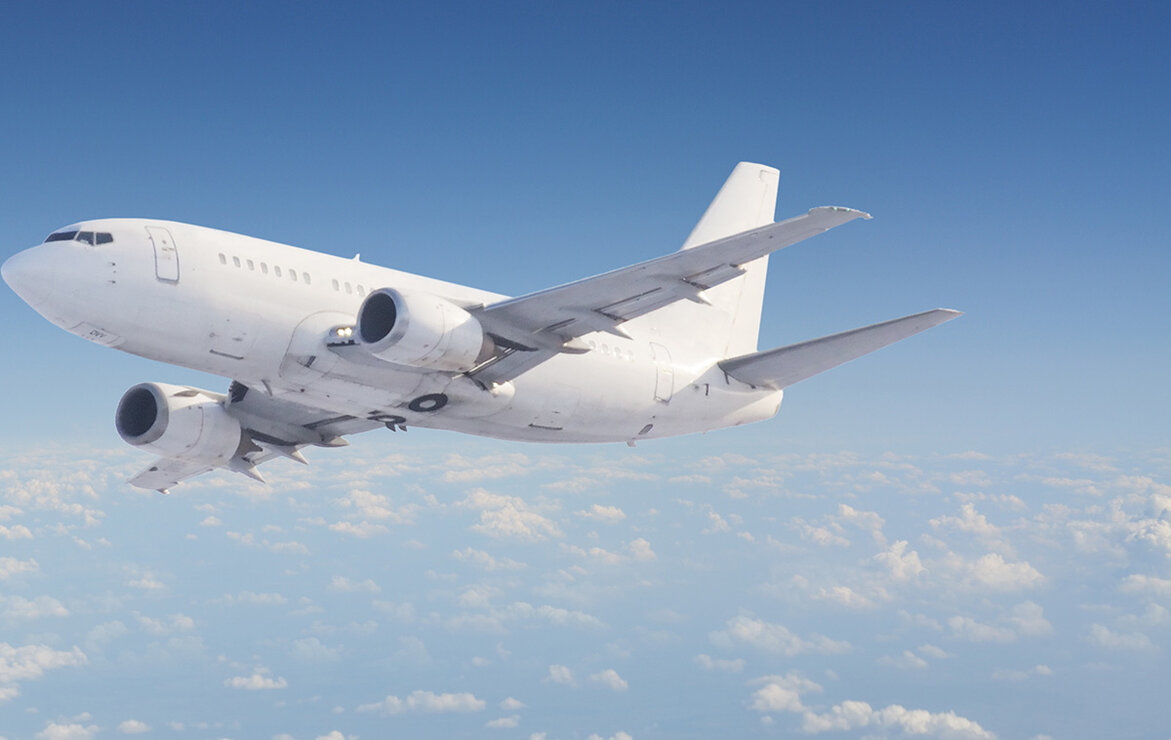 Ein Passagierflugzeug fliegt hoch über den Wolken.