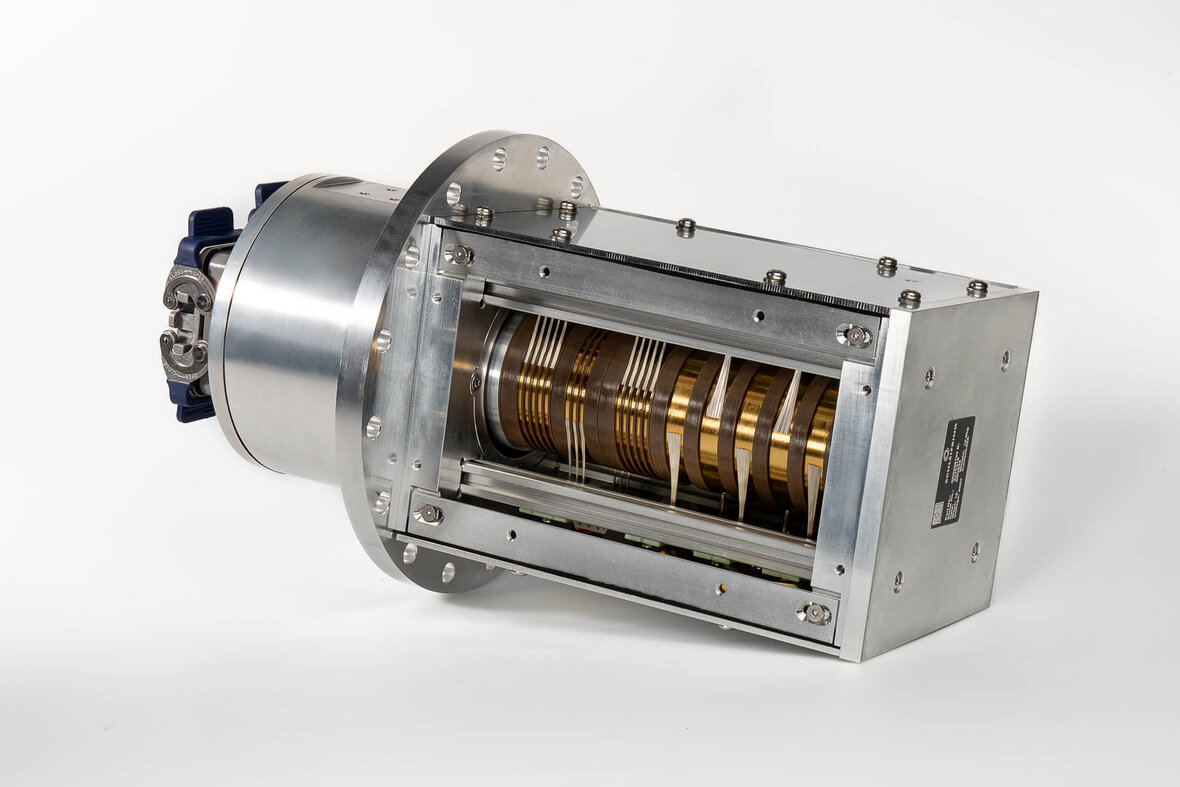 Modularer Pitch-Schleifring für Windkraftanlagen mit freigelegtem Innenaufbau zur Übertragung von Leistung und Signalen.