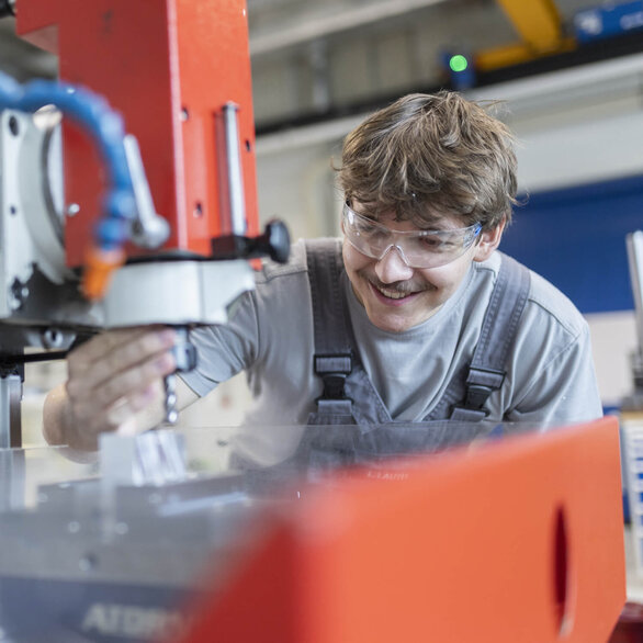Ein SCHLEIFRING Zerspanungsmechaniker überprüft eine Industrie-Bohrmaschine.