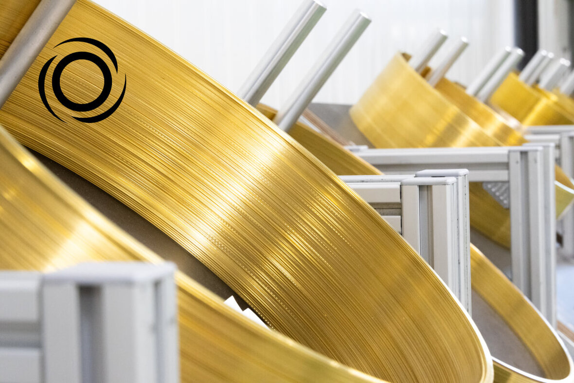 Goldfarbene Metallbänder in einer industriellen Fertigungsanlage.