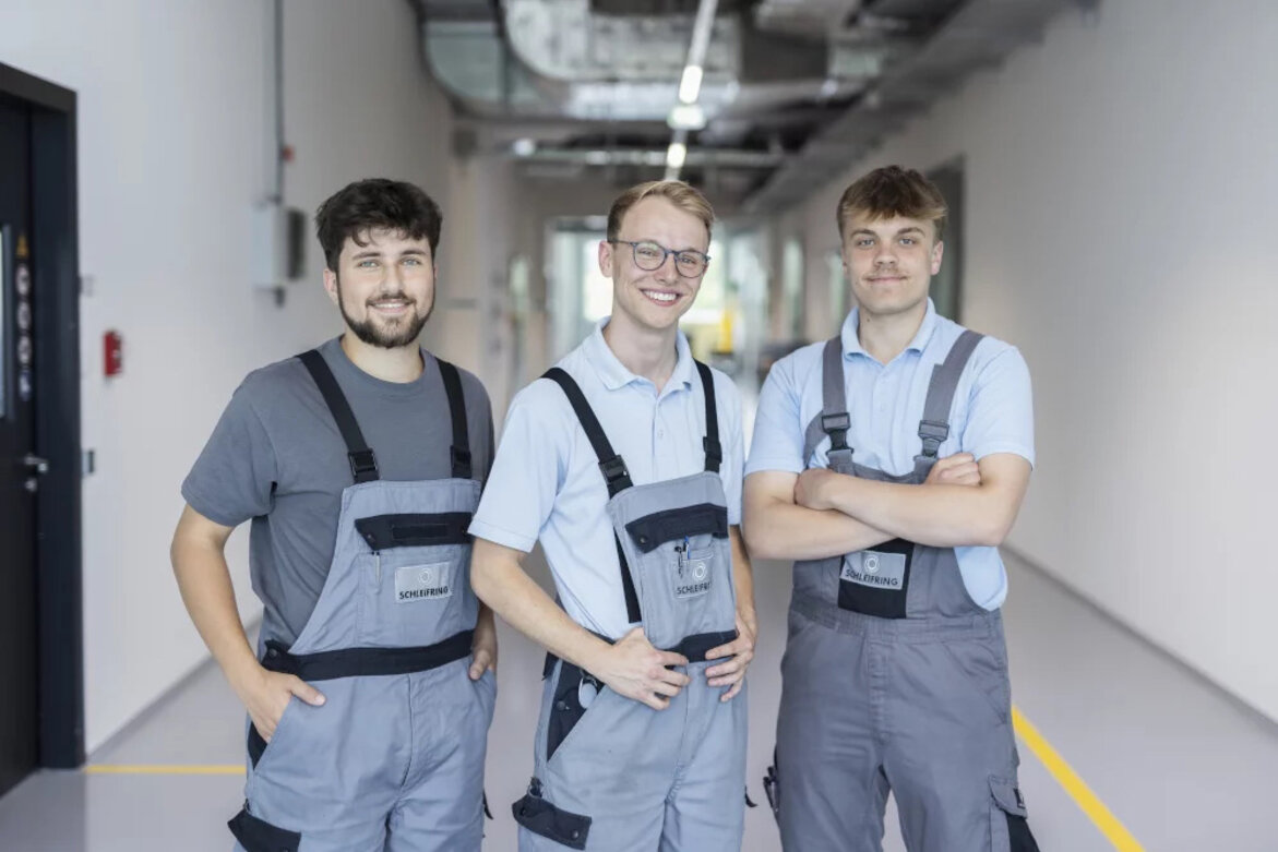 Drei SCHLEIFRING-Auszubildende blicken in die Kamera.