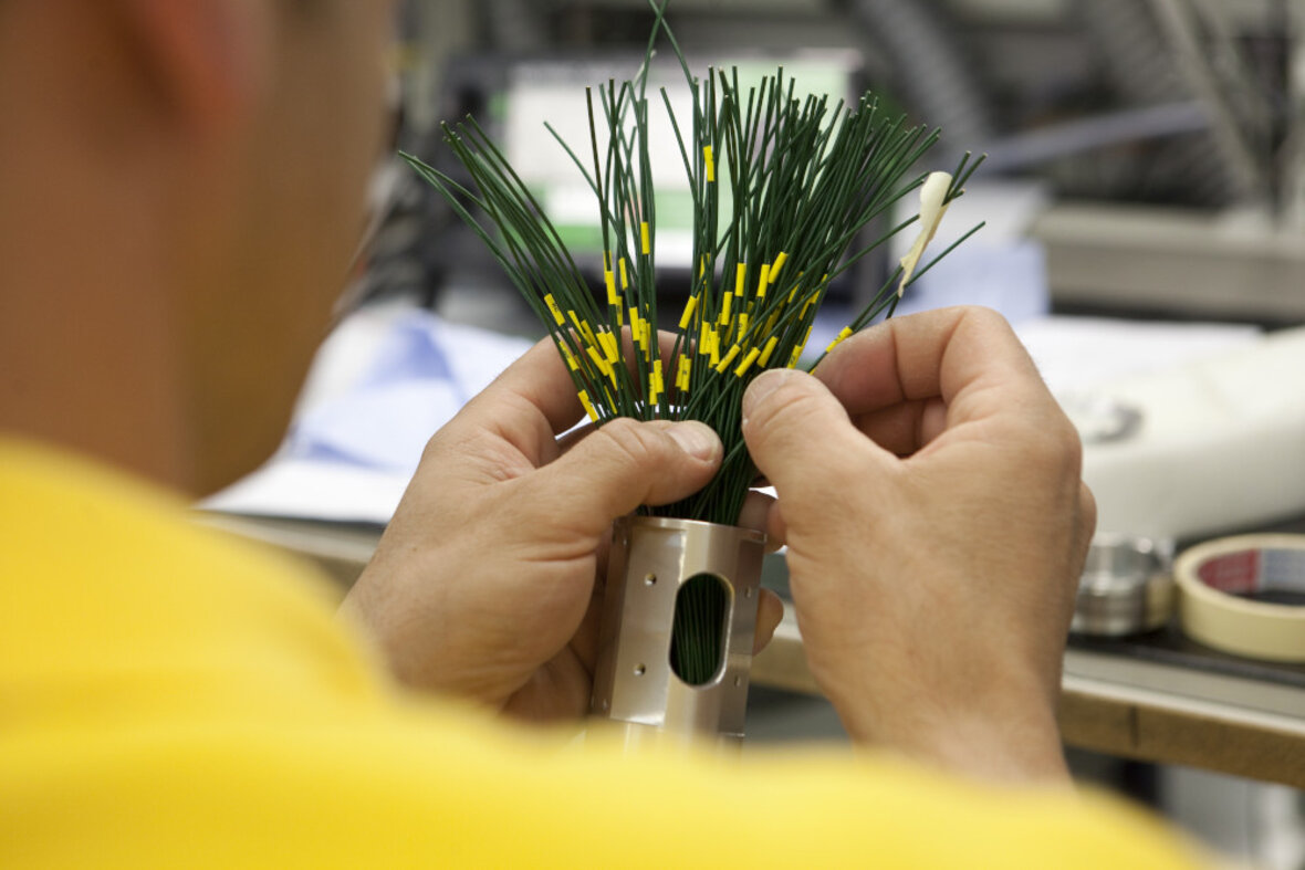 Feinmechanische Reparatur von SCHLEIFRING-Kabeln in der Werkstatt.