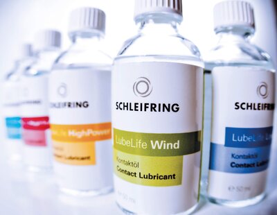 Produktaufnahme mehrerer Flaschen mit Kontaktöl.